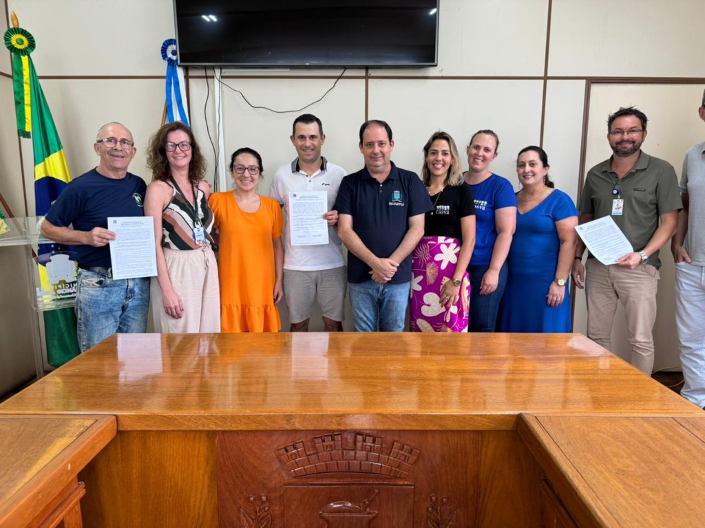 Assinatura ocorreu na manhã desta terça-feira, no prédio do Executivo (Foto: AI Prefeitura)