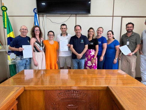 Assinatura ocorreu na manhã desta terça-feira, no prédio do Executivo (Foto: AI Prefeitura)