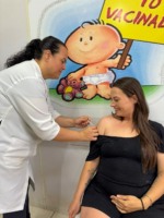 Luiza Maria Kappaun Wagner, de 29 anos, grávida de 35 semanas, foi a primeira gestante vacinada (Foto: Divulgação/Prefeitura)