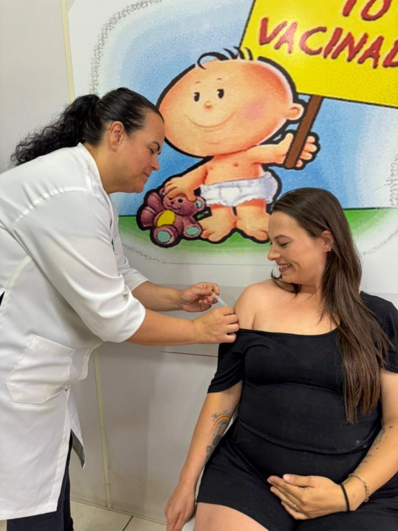 Luiza Maria Kappaun Wagner, de 29 anos, grávida de 35 semanas, foi a primeira gestante vacinada (Foto: Divulgação/Prefeitura)