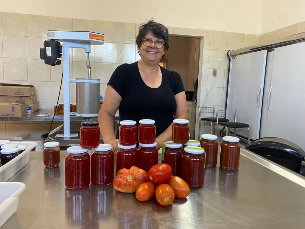 Na agroindústria, Marilene realiza os preparos dos produtos, como a novidade da geleia de tomate (Foto: Júlia Brandenburg/Folha do Mate) Na agroindústria, Marilene realiza os preparos dos produtos, como a novidade da geleia de tomate (Foto: Júlia Brandenburg/Folha do Mate)