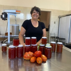 Na agroindústria, Marilene realiza os preparos dos produtos, como a novidade da geleia de tomate (Foto: Júlia Brandenburg/Folha do Mate)