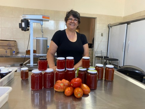 Na agroindústria, Marilene realiza os preparos dos produtos, como a novidade da geleia de tomate (Foto: Júlia Brandenburg/Folha do Mate)