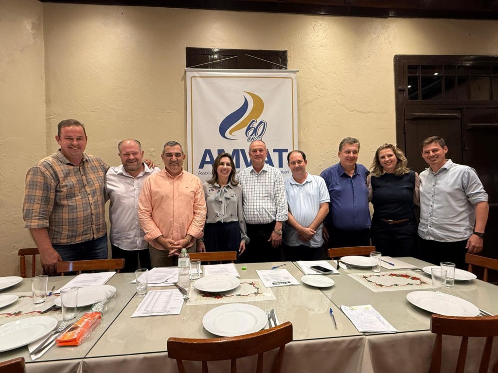 Gláucia, ao centro, é prefeita em primeiro mandato em Lajeado (Foto: Divulgação/Assessoria Gláucia Schumacher) Gláucia, ao centro, é prefeita em primeiro mandato em Lajeado (Foto: Divulgação/Assessoria Gláucia Schumacher)