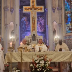 Missa foi conduzida pelo bispo, Dom Itacir Brassiani, pelo bispo em&eacute;rito, Dom Alo&iacute;sio Alberto Dilli, al&eacute;m do bispo em&eacute;rito de Bag&eacute;, Dom G&iacute;lio Fel&iacute;cio (Foto: Divulga&ccedil;&atilde;o)