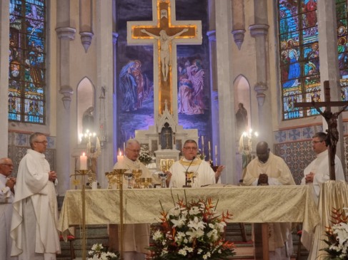 Missa foi conduzida pelo bispo, Dom Itacir Brassiani, pelo bispo emérito, Dom Aloísio Alberto Dilli, além do bispo emérito de Bagé, Dom Gílio Felício (Foto: Divulgação)