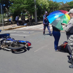 Colisão envolveu carro e moto, na esquina das ruas Tiradentes e Conde D'Eu (Foto: Alvaro Pegoraro)