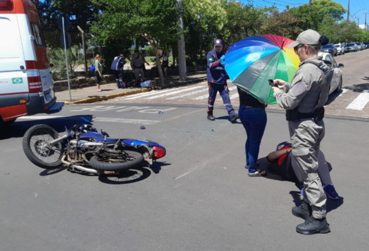 Colisão envolveu carro e moto, na esquina das ruas Tiradentes e Conde D'Eu (Foto: Alvaro Pegoraro)