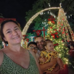 Cristina e o marido Renato, junto com os filhos Nicolas e Antonella, realizando uma das atividades do calend&aacute;rio, quando parte da fam&iacute;lia fez um passeio para apreciar as decora&ccedil;&otilde;es natalinas da cidade