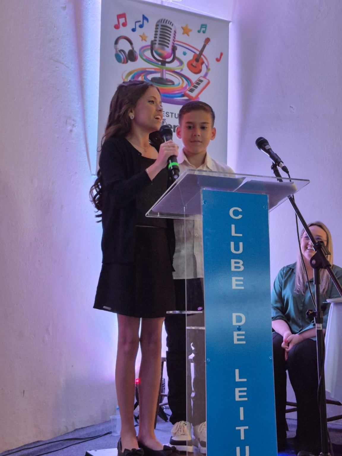 Manuela e Maurício foram os apresentadores do Festival Estudantil 'Canta Venâncio' (Foto: Divulgação/Clube de Leituras) Manuela e Maurício foram os apresentadores do Festival Estudantil 'Canta Venâncio' (Foto: Divulgação/Clube de Leituras)