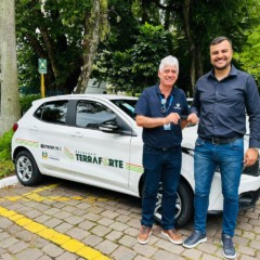 Chefe da Emater de Ven&acirc;ncio, Vicente Fin, e o secret&aacute;rio de Desenvolvimento Rural, Ricardo Landim, estiveram presentes em Porto Alegre (Foto: AI Prefeitura)