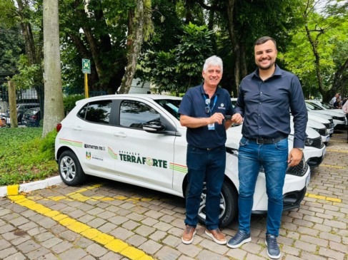 Chefe da Emater de Venâncio, Vicente Fin, e o secretário de Desenvolvimento Rural, Ricardo Landim, estiveram presentes em Porto Alegre (Foto: AI Prefeitura)