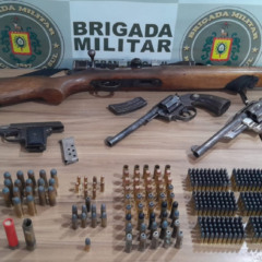 Armas e munições foram apreendidas no quarto do suspeito, que fugiu para a mata (Foto: Alvaro Pegoraro)