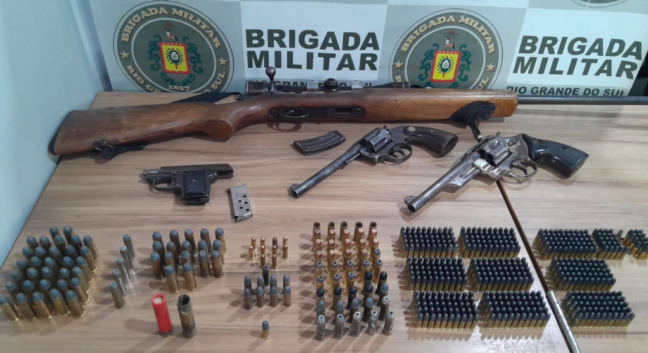 Armas e munições foram apreendidas no quarto do suspeito, que fugiu para a mata (Foto: Alvaro Pegoraro)