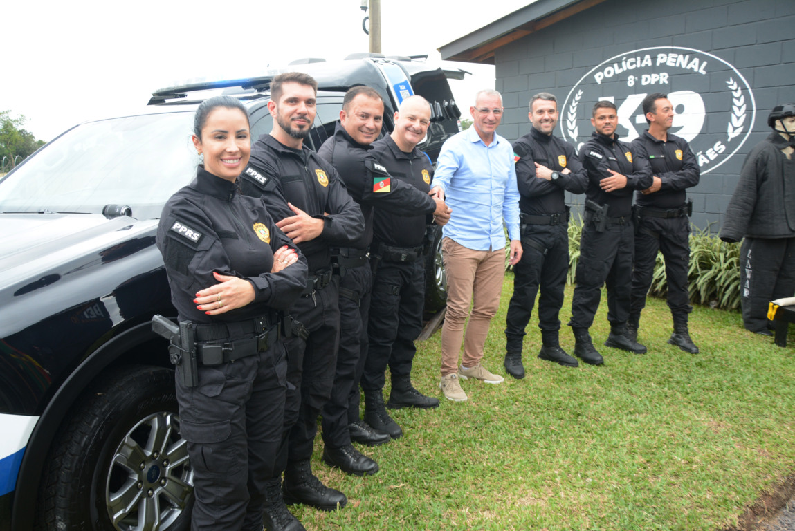 Secretário  Jorge Pozzobom entregou as chaves da Ford Ranger para o coordenador do canil, Diogo Blazsak (Fotos: Alvaro Pegoraro)