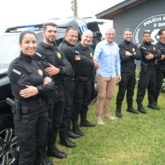 Secretário  Jorge Pozzobom entregou as chaves da Ford Ranger para o coordenador do canil, Diogo Blazsak (Fotos: Alvaro Pegoraro)