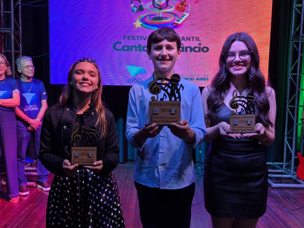 Vencedores Ensino Fundamental. 1º lugar: Otávio Dahmer; 2º lugar: Livia Dewes Fernandes (à direita); 3º lugar: Milena de Oliveira Richter (esquerda) (Foto: Assessoria de Imprensa Clube de Leituras)