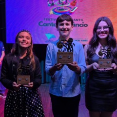 Vencedores Ensino Fundamental. 1º lugar: Otávio Dahmer; 2º lugar: Livia Dewes Fernandes (à direita); 3º lugar: Milena de Oliveira Richter (esquerda) (Foto: Assessoria de Imprensa Clube de Leituras)