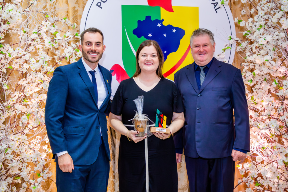 Débora recebeu o troféu Comunicações Petinelli do presidente da Câmara, Dudu Luft, e do vereador Gerson Ruppenthal (Foto: Willian de Oliveira/Divulgação)