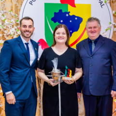 Débora recebeu o troféu Comunicações Petinelli do presidente da Câmara, Dudu Luft, e do vereador Gerson Ruppenthal (Foto: Willian de Oliveira/Divulgação)