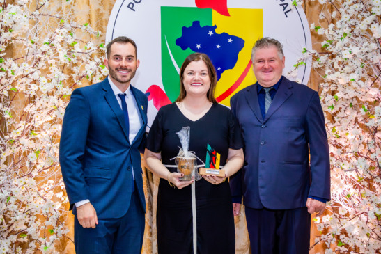 Débora recebeu o troféu Comunicações Petinelli do presidente da Câmara, Dudu Luft, e do vereador Gerson Ruppenthal (Foto: Willian de Oliveira/Divulgação)
