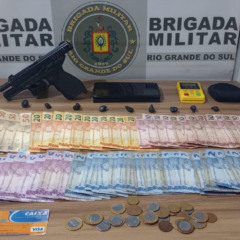Al&eacute;m de dinheiro, drogas e outros objetos, policiais apreenderam um simulacro de pistola (Foto: Brigada Militar/Divulga&ccedil;&atilde;o)