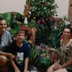 Eduarda, Ericke, Ast&eacute;ria e Cristiano cultivam as tradi&ccedil;&otilde;es natalinas em fam&iacute;lia (Foto: Arquivo Pessoal)