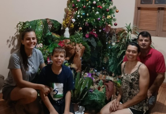 Eduarda, Ericke, Astéria e Cristiano cultivam as tradições natalinas em família (Foto: Arquivo Pessoal)