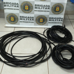 Cerca de 200 metros de fios de telefonia foram apreendidos com o suspeito (Foto: Brigada Militar/Divulgação)