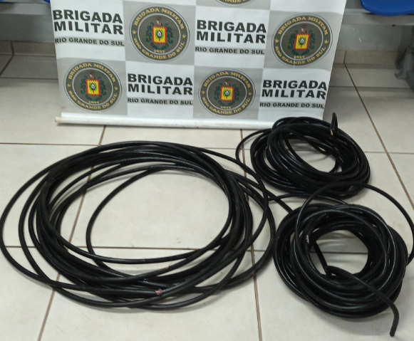 Cerca de 200 metros de fios de telefonia foram apreendidos com o suspeito (Foto: Brigada Militar/Divulgação)