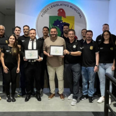 Delegado e agentes, com o vereador J&eacute;ferson Schwinguel (PP), compareceram na sess&atilde;o da C&acirc;mara (Foto: Pol&iacute;cia Civil/Divulga&ccedil;&atilde;o)