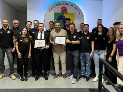 Delegado e agentes, com o vereador Jéferson Schwinguel (PP), compareceram na sessão da Câmara (Foto: Polícia Civil/Divulgação)