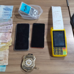Al&eacute;m de dinheiro, policiais recolheram uma balan&ccedil;a de precis&atilde;o e dois celulares, entre outros objetos (Foto: Alvaro Pegoraro)
