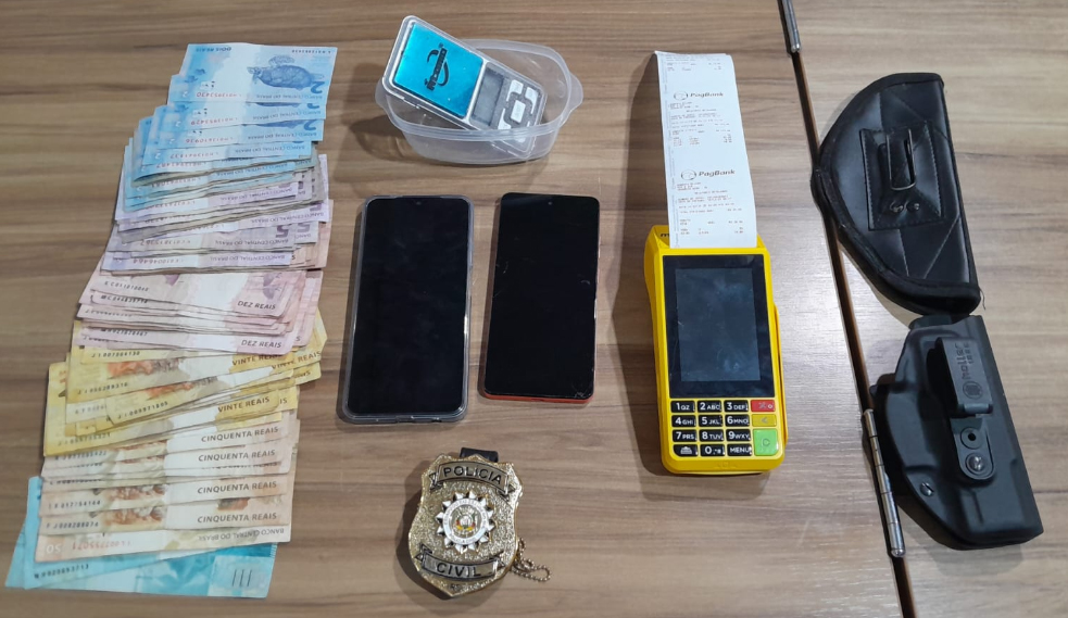 Além de dinheiro, policiais recolheram uma balança de precisão e dois celulares, entre outros objetos (Foto: Alvaro Pegoraro)