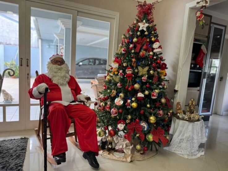 Dentro da casa de Alexandre, o pinheirinho é um dos destaques na decoração (Foto: Luana Weschenfelder)