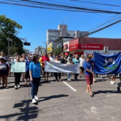 Caminhada percorreu trecho da rua Osvaldo Aranha da Pra&ccedil;a Evang&eacute;lica at&eacute; a Pra&ccedil;a Cat&oacute;lica (Foto: D&eacute;bora Kist/Folha do Mate)
