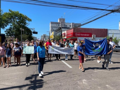 Caminhada percorreu trecho da rua Osvaldo Aranha da Praça Evangélica até a Praça Católica (Foto: Débora Kist/Folha do Mate)