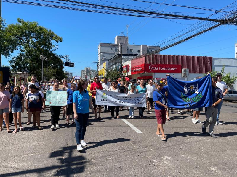 Caminhada percorreu trecho da rua Osvaldo Aranha da Praça Evangélica até a Praça Católica (Foto: Débora Kist/Folha do Mate) Caminhada percorreu trecho da rua Osvaldo Aranha da Praça Evangélica até a Praça Católica (Foto: Débora Kist/Folha do Mate)