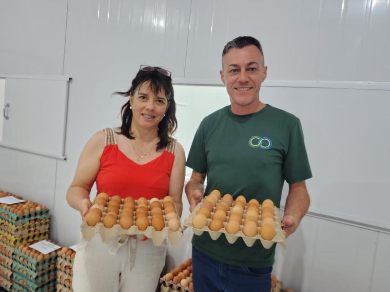 Mônica Moraes, presidente da Cooprova, e Roberto Leandro, gestor do entreposto de ovos da cooperativa (Foto: Débora Kist/Folha do Mate) Mônica Moraes, presidente da Cooprova, e Roberto Leandro, gestor do entreposto de ovos da cooperativa (Foto: Débora Kist/Folha do Mate)