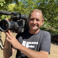 Elmo Baron com a Panasonic M9000, uma das primeiras filmadoras (Foto: Débora Kist/Folha do Mate)