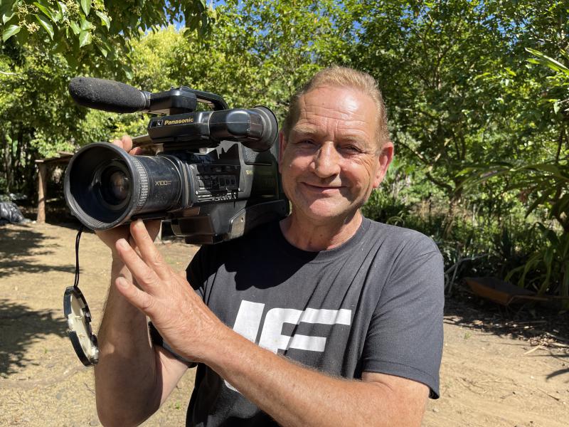 Elmo Baron com a Panasonic M9000, uma das primeiras filmadoras (Foto: Débora Kist/Folha do Mate) Elmo Baron com a Panasonic M9000, uma das primeiras filmadoras (Foto: Débora Kist/Folha do Mate)