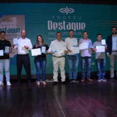Chefe da Emater, Vicente Fin, e secretário de Desenvolvimento Rural, Ricardo Landim (à direita), entregaram os troféus aos maiores produtores rurais no dia 27 de novembro, durante o lançamento do Perfil Socioeconômico 2025/26, no Clube de Leituras (Foto: Alvaro Pegoraro/Folha do Mate)