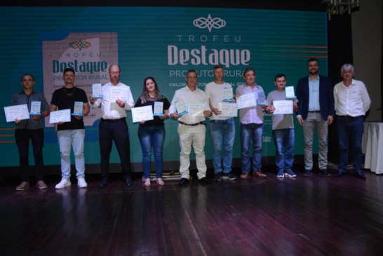 Chefe da Emater, Vicente Fin, e secretário de Desenvolvimento Rural, Ricardo Landim (à direita), entregaram os troféus aos maiores produtores rurais no dia 27 de novembro, durante o lançamento do Perfil Socioeconômico 2025/26, no Clube de Leituras (Foto: Alvaro Pegoraro/Folha do Mate)