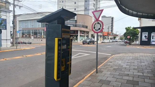Esquina entre as ruas Júlio de Castilhos e Jacob Becker passa a ter parquímetro (Foto: Ismael Stürmer/Terra FM)