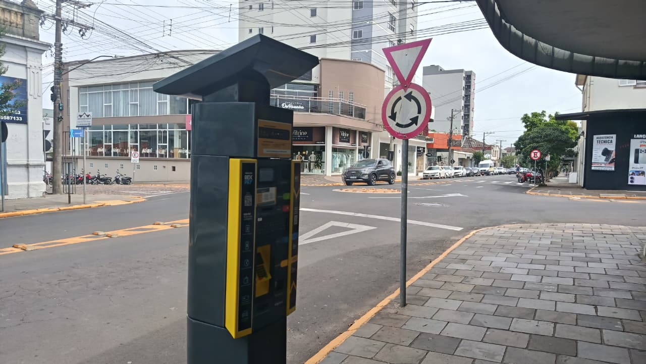 Esquina entre as ruas Júlio de Castilhos e Jacob Becker passa a ter parquímetro (Foto: Ismael Stürmer/Terra FM) Esquina entre as ruas Júlio de Castilhos e Jacob Becker passa a ter parquímetro (Foto: Ismael Stürmer/Terra FM)