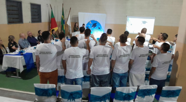 Formandos fizeram o juramento, antes de receberem o diploma (Foto: Alvaro Pegoraro)