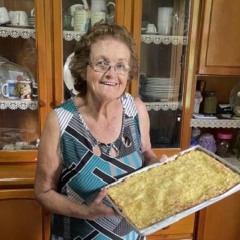 Semilda Pressler com uma cuca de keschmier em mãos, a favorita dela (Foto: Débora Kist/Folha do Mate)