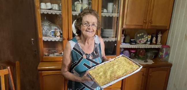 Semilda Pressler com uma cuca de keschmier em mãos, a favorita dela (Foto: Débora Kist/Folha do Mate)