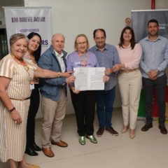 Secretária Arita, ladeada pelo deputado Airton e o prefeito Jarbas, veio ao município assinar a portaria (Fotos: Alvaro Pegoraro)