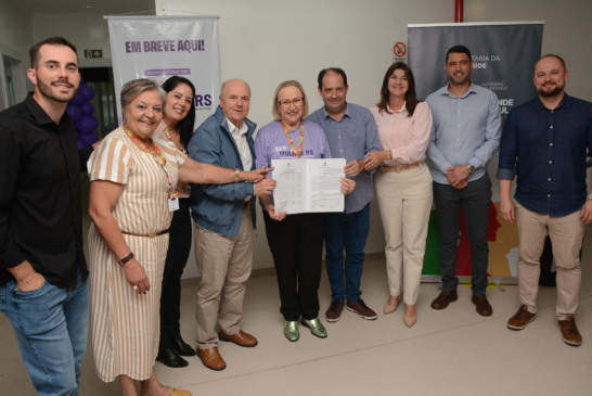 Secretária Arita, ladeada pelo deputado Airton e o prefeito Jarbas, veio ao município assinar a portaria (Fotos: Alvaro Pegoraro)